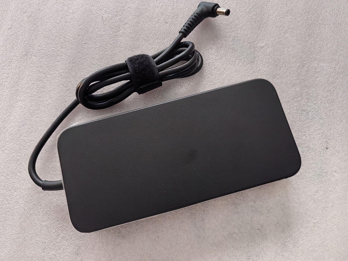 OEM Slim Delta 20V 11.5A 230W  - Pc Gaming Uk reseña y precio
