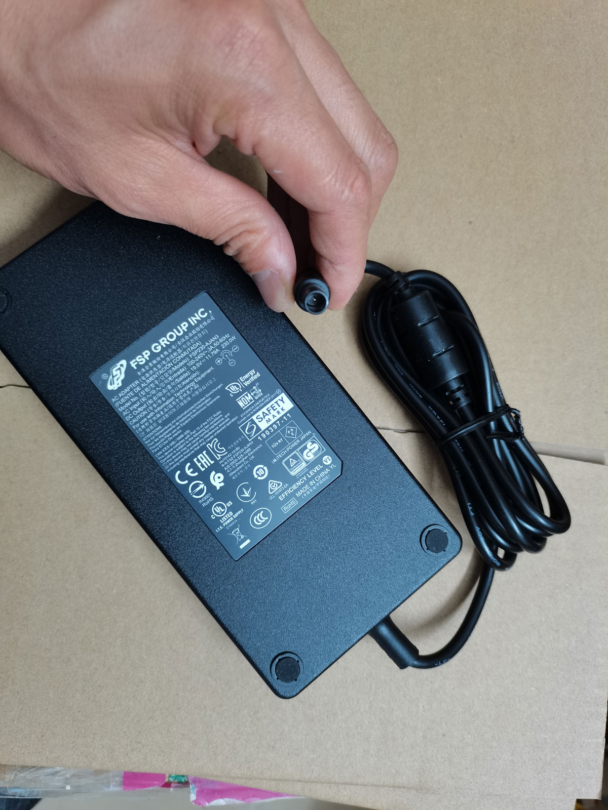Nuevo adaptador de CA delgado  - Pc Gaming Uk reseña y precio