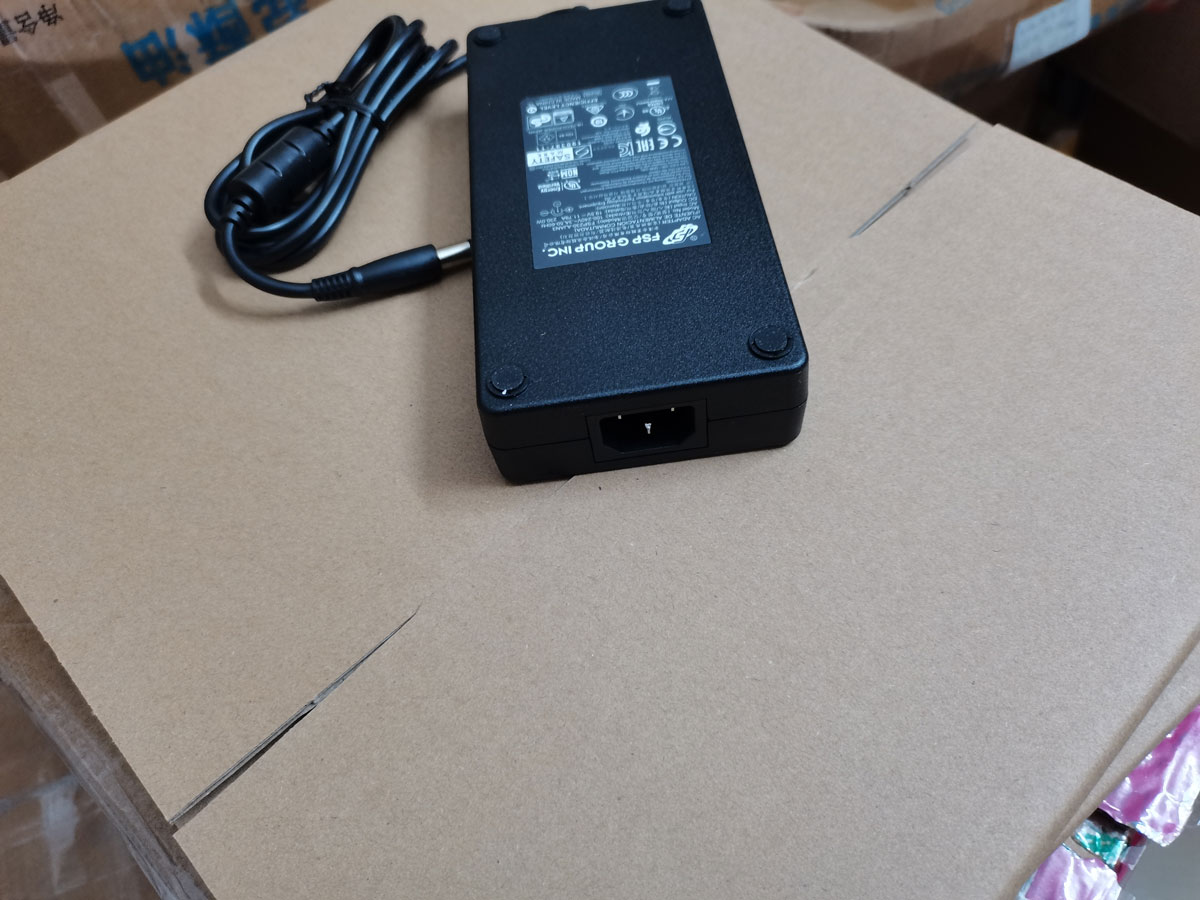 Nuevo adaptador de CA delgado  - Pc Gaming Uk reseña y precio