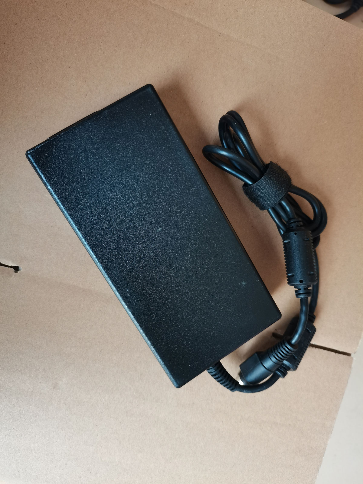 OEM Delta 230W 19,5 V 11.8A AD - Pc Gaming Uk reseña y precio