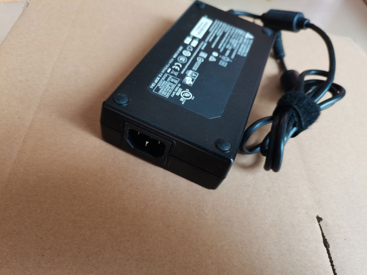 OEM Delta 230W 19,5 V 11.8A AD - Pc Gaming Uk reseña y precio
